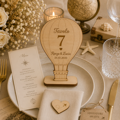 Segnatavolo Personalizzato in Legno – Tema viaggi per Matrimonio, Battesimo e Comunione