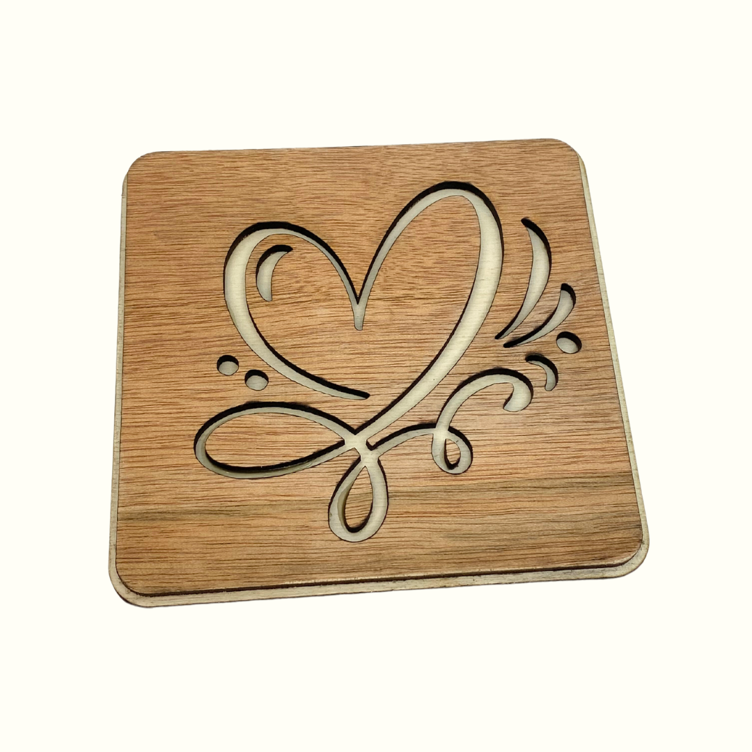 Sottopentola in Legno con Cuore Intagliato – Eleganza e Calore per la Tua Tavola
